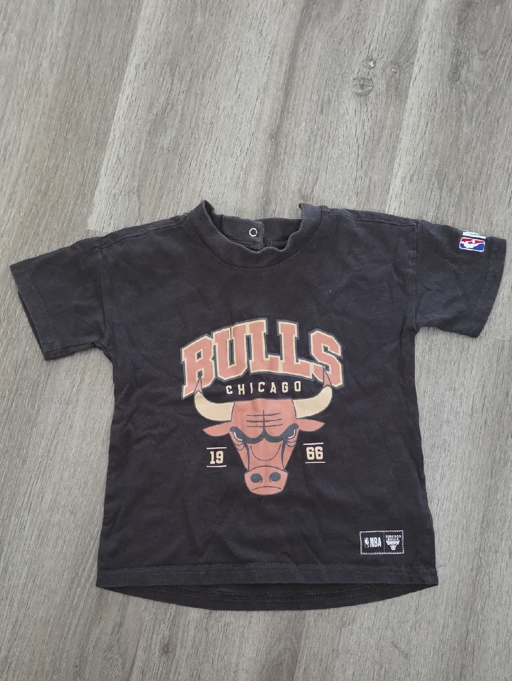 NBA Chicago Bulls Black Graphic Tee with Tan & Red Logo - 2T
